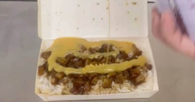 台南人都譴責！「滷肉飯淋1配料」變邪教料理　全網崩潰：我貸款也要告你